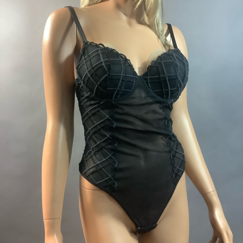 Christies bodysuit size 3 made in Italy. Embroidery Riss cross pattern overlay